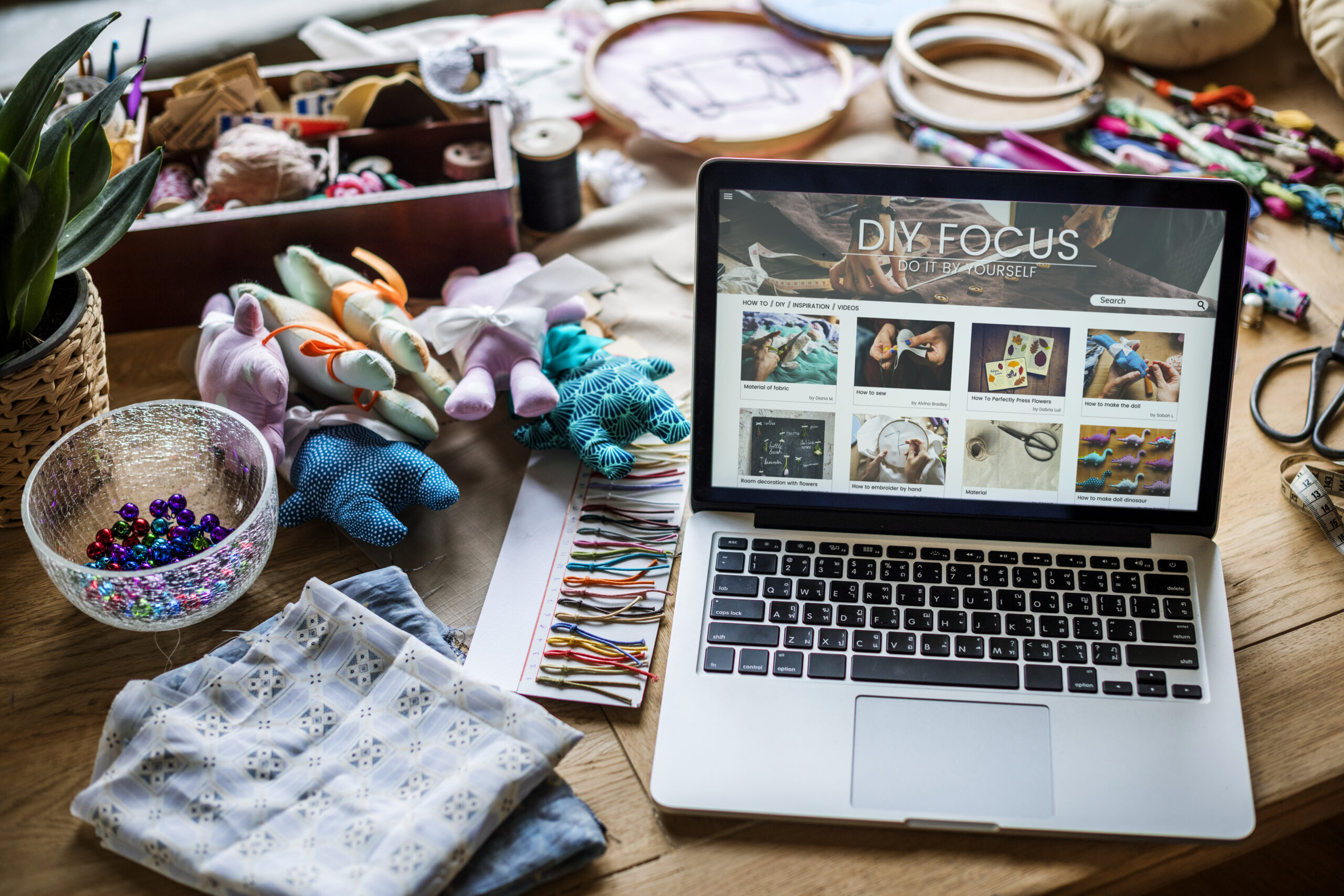 Servicios handiwork objects laptop on the table