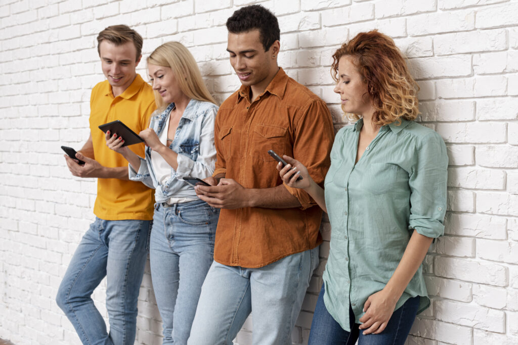 parejas jovenes junto con telefonos inteligentes